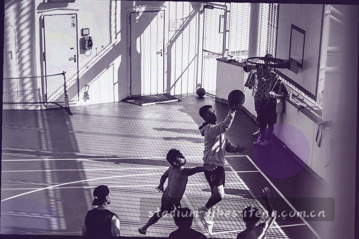 笔记本电脑放在看台座位上，屏幕亮度在暗环境中明显，背景是虚化的球场灯光